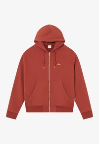 Rustfarget zip-up hettegenser med frontlommer, snor i hetta, ribbede mansjetter, og en liten gullbrodert logo på venstre bryst.