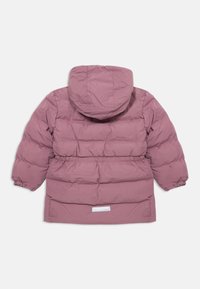 Dikke jas in lichtroze, met een capuchon, elastische taille en lange mouwen met elastische manchetten. Glad, iets glanzende textuur.