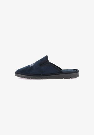 Ciabatta blu navy realizzata in morbido suede, con design slip-on, punta arrotondata e suola piatta in gomma nera. Dettagli di cucitura discreti.