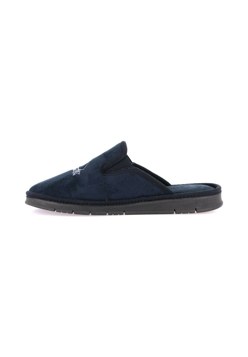 Ciabatta blu navy realizzata in morbido suede, con design slip-on, punta arrotondata e suola piatta in gomma nera. Dettagli di cucitura discreti.