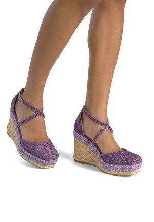 Scarpe con tacco a cuneo viola con tomaia testurizzata decorata con piccole spille di strass. Design con cinturino e suola in stile espadrille intrecciata.