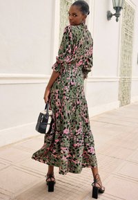 Love & Roses REGULAR FIT - PRINTED SHIRRED CUFF - Maksi suknelė - khaki green animal