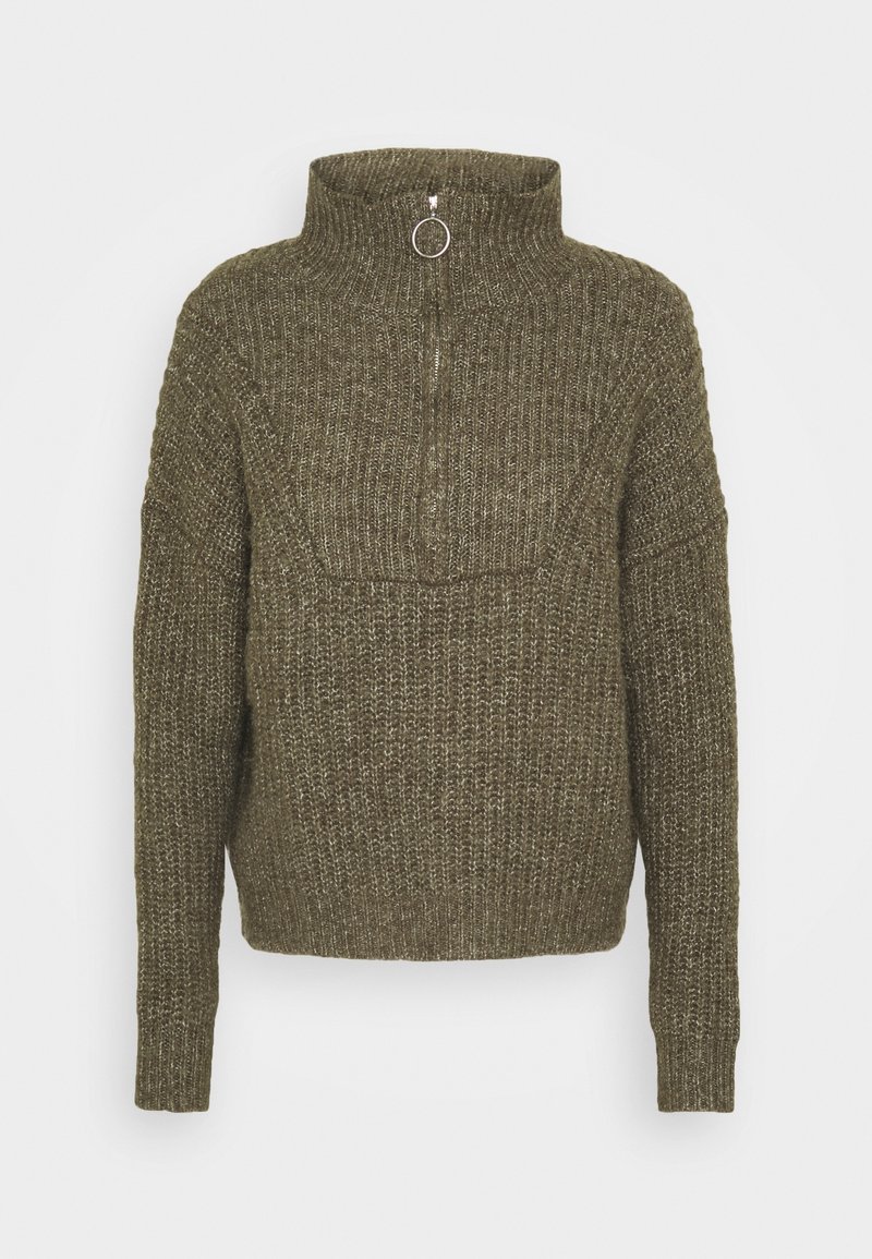 Pull en maille épaisse vert olive avec col haut et demi-fermeture éclair avec un anneau métallique circulaire, manches longues et poignets côtelés.