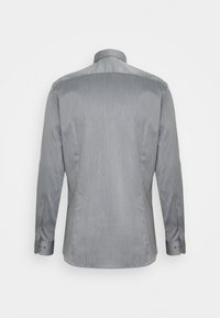 Camicia grigia a maniche lunghe con finitura strutturata, caratterizzata da un colletto standard e polsini con bottoni. La vista posteriore mostra dettagli delle cuciture e una forma aderente.