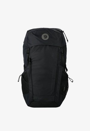 Schwarzer Rucksack aus strukturiertem Stoff, mit seitlichen Netztaschen, ergonomischen Trägern und einem runden Logo an der Oberseite.
