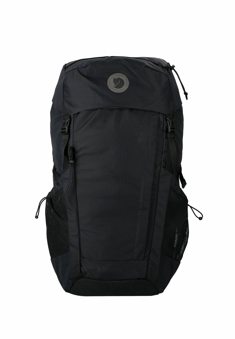 Zaino nero in tessuto testurizzato, dotato di tasche laterali in rete, spallacci ergonomici e un logo circolare sulla parte superiore.
