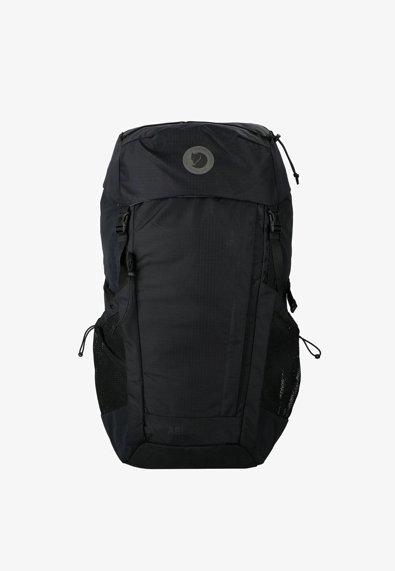 Zaino nero in tessuto testurizzato, dotato di tasche laterali in rete, spallacci ergonomici e un logo circolare sulla parte superiore.