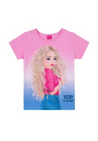 T-shirt di cotone rosa con design grafico di una ragazza con lunghi capelli biondi ricci, che indossa un top rosa e jeans blu. Il testo recita "Candy" e "TOP Model!"