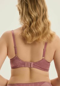 Tylny widok różowego biustonosza z koronką, z regulowanymi ramiączkami, ozdobnym okuciem i zapięciem na haczyk z oczkiem, z teksturowanym wzorem.