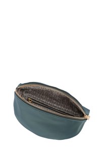 Borsa in pelle verde acqua con una texture liscia e zip dorata. L'interno presenta una fodera con motivo e il logo ripetuto "BOGNER".