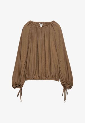 Blouse marron à manches longues avec encolure élastiquée froncée, ourlet cintré et détails à nouer aux poignets, réalisée en tissu léger texturé.