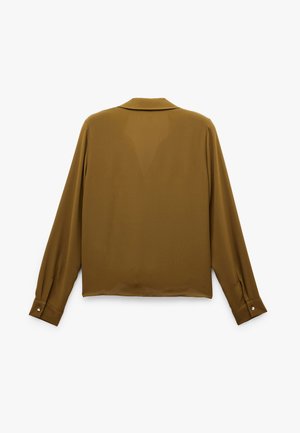 Olijfgroene blouse met lange mouwen, een kraag, knoopmanchetten en een gladde, iets doorschijnende textuur. De achterkant toont een eenvoudig ontwerp.