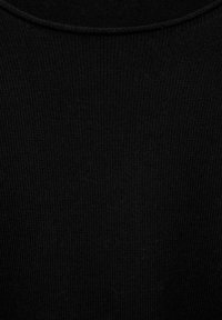 Schwarzer Rippstrickstoff mit glatter Textur und einem runden Halsausschnitt. Minimalistisches Design ohne sichtbare Muster oder Hardware-Akzente.