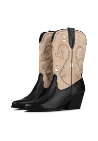 Botas de vaquero de cuero negro con parte superior de ante beige, que presentan costuras decorativas y acentos en forma de hoja. Puntera apuntada y tacón en cuña.