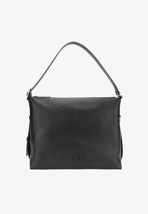 Bolso de hombro de cuero negro con textura suave, forma rectangular y una correa ajustable única. Presenta una marca en relieve en la parte frontal.
