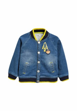 Veste pour enfant style denim bleu avec poignets côtelés jaunes et noirs, patch fusée, poches avant et boutons pression argentés.