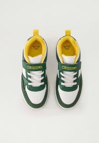 Πράσινα και λευκά αθλητικά παπούτσια με τρυπητή υφή, που διαθέτουν κίτρινο εσωτερικό, λουράκι με αυτοκόλλητο και branding Kappa στο πλάι.