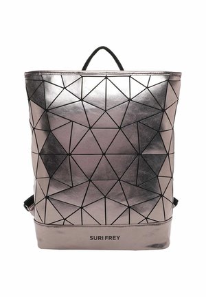 Mochila con patrón geométrico metálico, con contornos negros y asa superior negra, etiquetada con "SURI FREY" en la parte inferior del frente.
