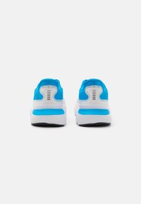 Scarpe da ginnastica blu con tomaia in rete, suola intermedia bianca e dettagli testurizzati. Presentano un colletto imbottito e un design del tallone unico.