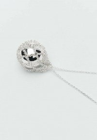 Collana con pendente d'argento a forma sferica, caratterizzata da un design a rete metallica intrecciata e una superficie liscia e lucida. Inclusa catena sottile.