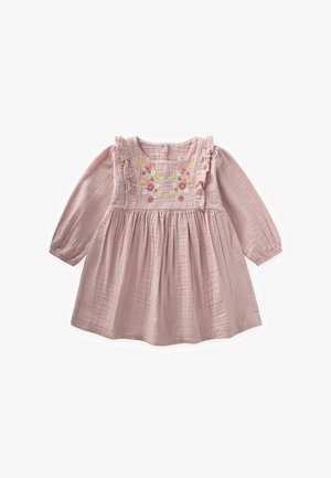 Jemné ružové dlhé rukávy detské šaty s volánikovou lemovkou na ramenách a farebnou kvetinovou výšivkou na hrudi.