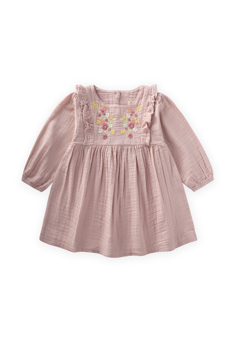 Jemné ružové dlhé rukávy detské šaty s volánikovou lemovkou na ramenách a farebnou kvetinovou výšivkou na hrudi.
