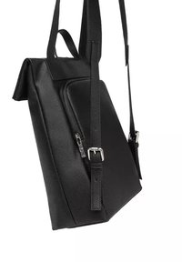 Zaino in pelle nera con superficie strutturata, tasca con cerniera singola, tracolla regolabile e forma triangolare che si restringe verso il basso.