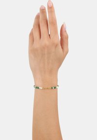 Pulsera de cuentas verdes y blancas con acentos dorados, que presenta pequeñas cuentas redondas de tamaños variados y un diseño delicado.