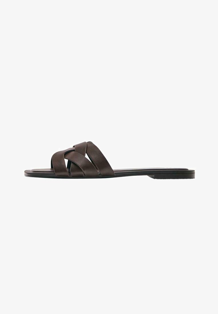 Sandale plate marron foncé avec trois larges brides en cuir croisées et une semelle fine.