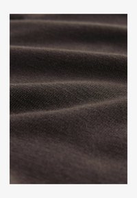 Ausgewählt, brown