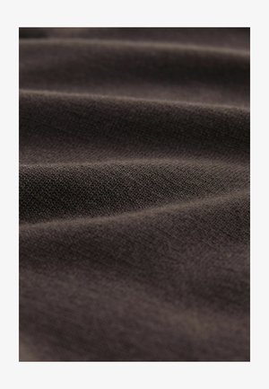 Dunkelbrauner Stoff mit glatter Textur, der subtile Falten und ein feines Strickmuster aufweist. Weiches und flexibles Material.