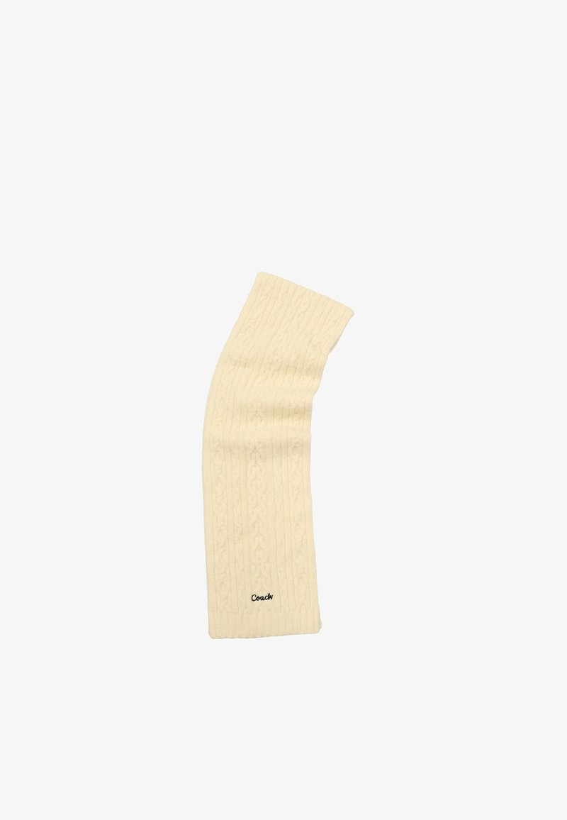 Écharpe en tricot torsadé de couleur crème avec un bord côtelé et un petit logo "Coach" brodé près d'une extrémité.