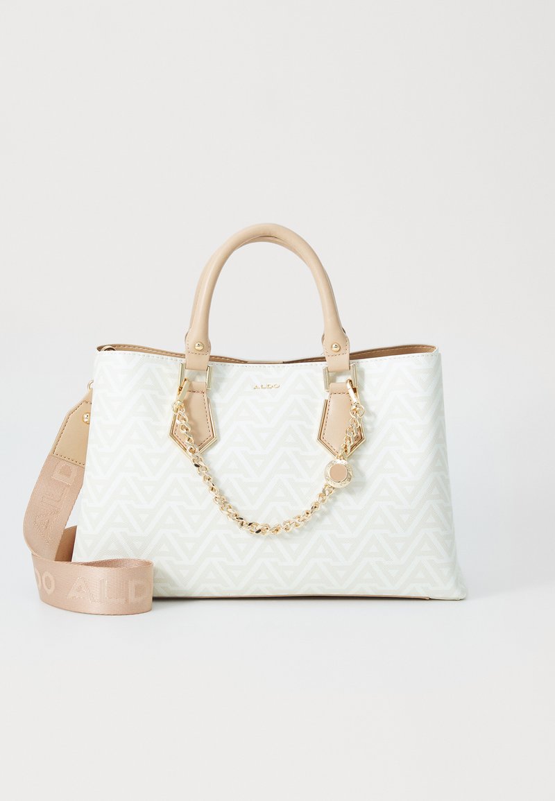 Sac fourre-tout blanc à motifs avec des accents en cuir beige, double poignées supérieures, détails en chaîne dorée et une bandoulière réglable.