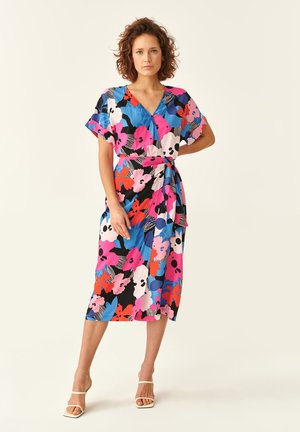 Robe portefeuille à motifs floraux présentant des couleurs vives de rose, bleu et rouge sur un fond noir, à manches courtes et avec un détail de taille nouée.