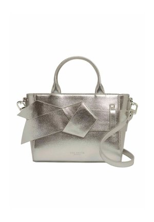 Sac à main argent métallique avec deux poignées courtes et une bandoulière amovible. Présente un grand accent en ruban à l'avant et une surface texturée.
