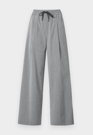 Pantaloni grigio chiaro a gamba larga con vita elastica e coulisse nera, realizzati in tessuto liscio, mostrati su sfondo bianco.