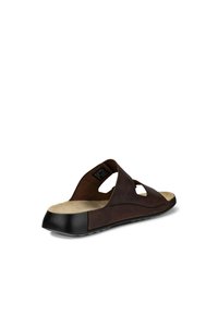 Sandale à glissière en cuir marron avec des découpes ouvertes, doublure intérieure en suède, et semelle en caoutchouc noir texturé pour une meilleure adhérence.