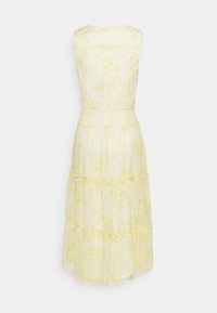 Gul blommönstrad midiklänning i lätt tyg, med en figursydd midja, lager av volanger och dragkedja i ryggen.