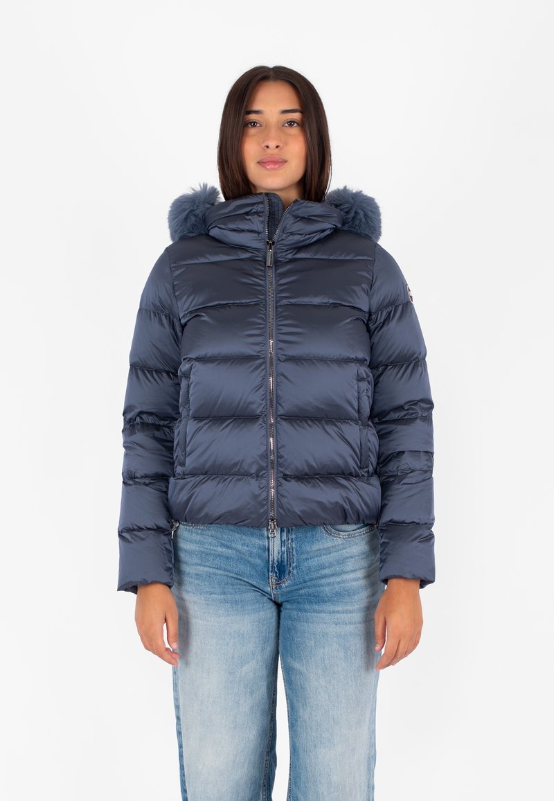 Giacca puffer blu navy con cappuccio, caratterizzata da un bordo in pelliccia sintetica. Design leggero con cuciture orizzontali e zip frontale.