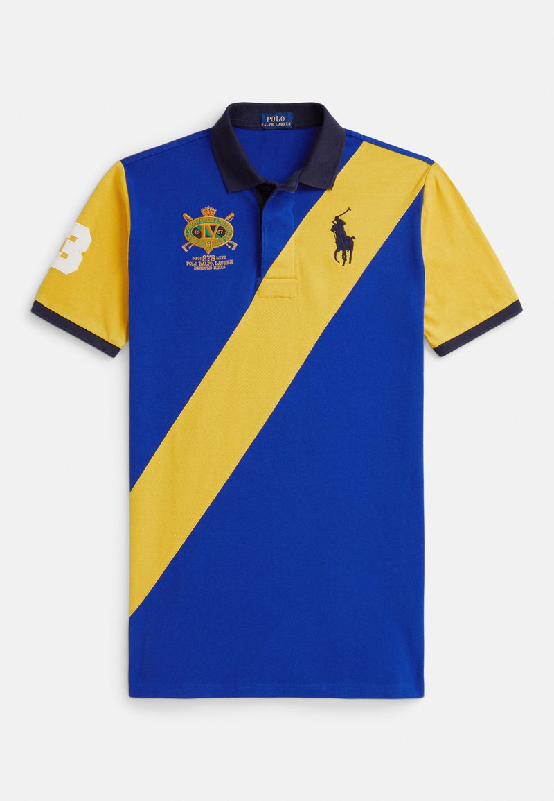 Polo marškinėliai su mėlyna ir geltona įstrižaine juosta, juodu apykakliu, išsiuvinėtu polo žaidėjo logotipu, herbu ir skaičiumi 3 ant rankovės.