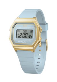 Montre numérique avec un bracelet en silicone bleu clair, un boîtier octogonal doré et un affichage numérique indiquant l'heure et la date. Résistante à l'eau jusqu'à 30 m.