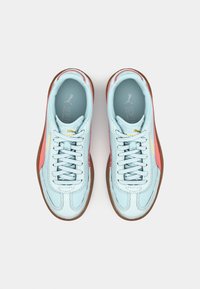 Jasnoniebieskie skórzane sneakersy z różowymi i żółtymi akcentami, z okrągłym noskiem, sznurowanym przodem i brązową gumową podeszwą. Miękkie wyściółka.