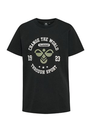 Czarny bawełniany t-shirt z centralną grafiką z napisem "Zmień świat poprzez sport", ozdobiony logo i rokiem 1923.