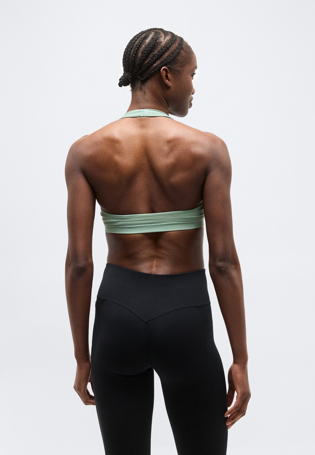 DEFINE SEAMLESS HALTER SPORTS BRA