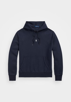 Granatowa bluza z kapturem, kieszenią przednią typu kangurka, sznurkiem przy kapturze oraz białym logo Polo Ralph Lauren na środku klatki piersiowej.