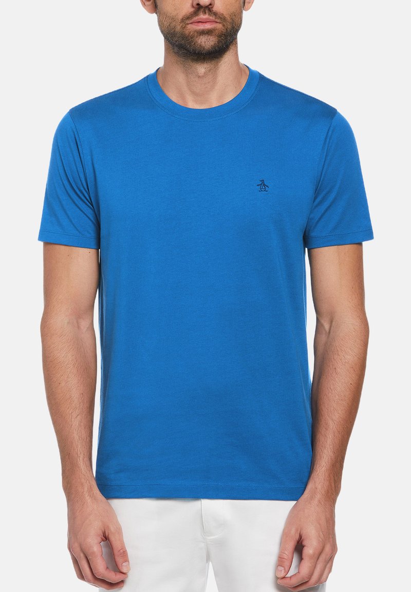 Blauwe katoenen t-shirt met een ronde halslijn en korte mouwen. Heeft een klein geborduurd pinguïnlogo in marineblauw op de linkerkant van de borst.