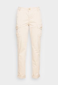 Beige cargobyxor tillverkade av lätt tyg, med två sidofickor, uppvikta fållar och en framknäppning.