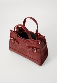 Sac à main rouge en cuir embossé crocodile avec deux poignées supérieures, fermeture zippée, quincaillerie en argent et forme rectangulaire, doté de détails cousus.
