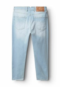 Jeans de mezclilla azul claro con efecto desgastado, diseño de cinco bolsillos y una etiqueta de cuero marrón en la cintura trasera. Dobladillo curvado con detalle de abertura.