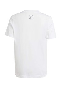 Camiseta de algodón blanca, de manga corta, con cuello redondo, que presenta una etiqueta de logo en la parte posterior cerca del cuello. Textura suave, corte clásico.